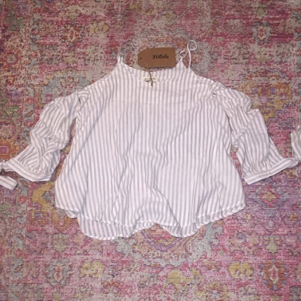 NWT LISTICLE Ruffled Cold Shoulder Top! - Picture 2 of 4